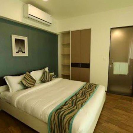 7 Star Weekend Studio At Rajhans Belliza By Global Hospitality Surat Exterior foto