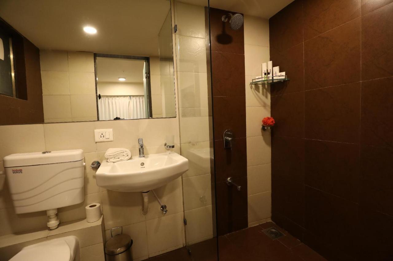 7 Star Weekend Studio At Rajhans Belliza By Global Hospitality Surat Exterior foto