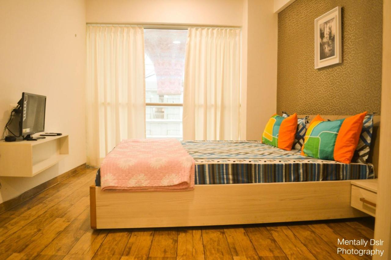 7 Star Weekend Studio At Rajhans Belliza By Global Hospitality Surat Exterior foto