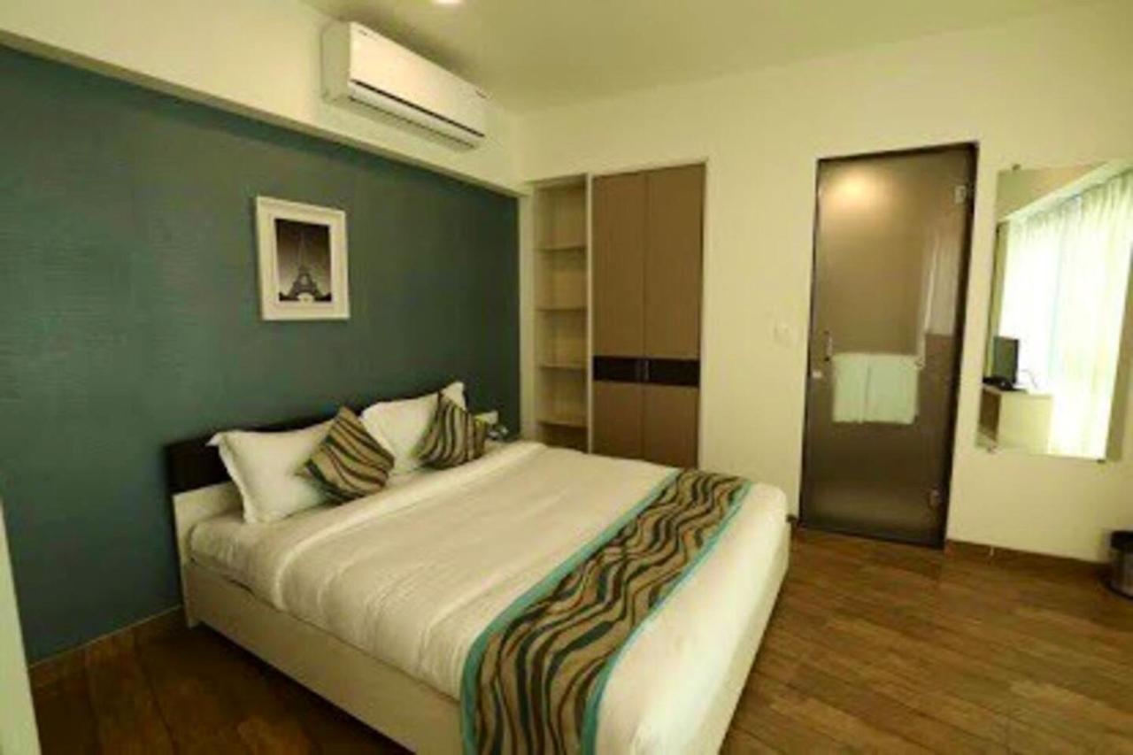 7 Star Weekend Studio At Rajhans Belliza By Global Hospitality Surat Exterior foto