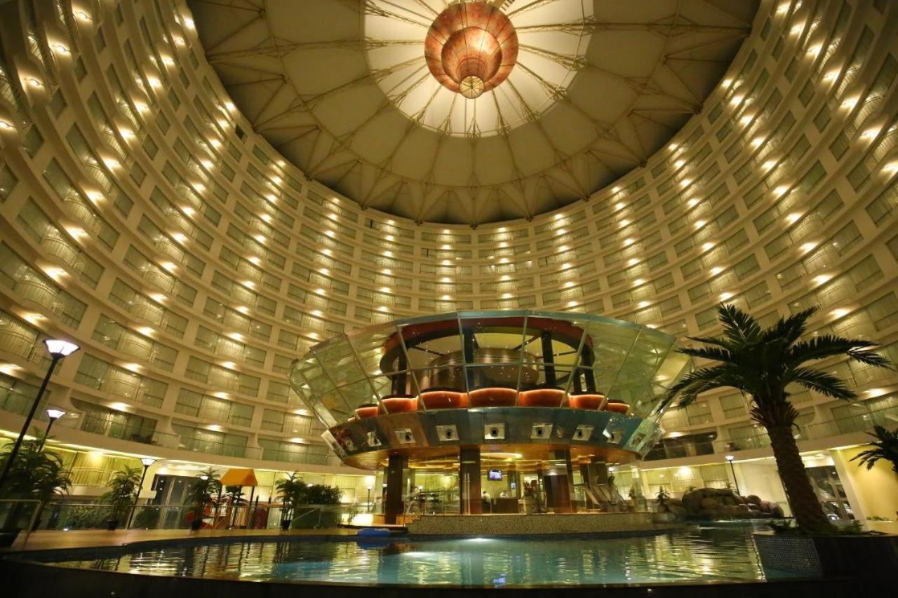 7 Star Weekend Studio At Rajhans Belliza By Global Hospitality Surat Exterior foto